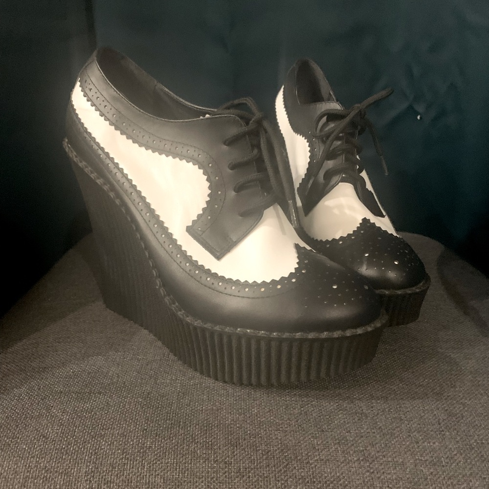 TUK Black and White Wedge Creeper